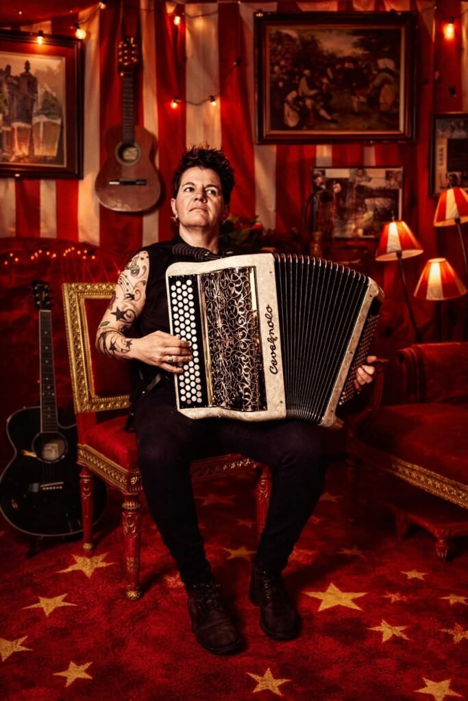 Sonia Rékis à l'accordéon